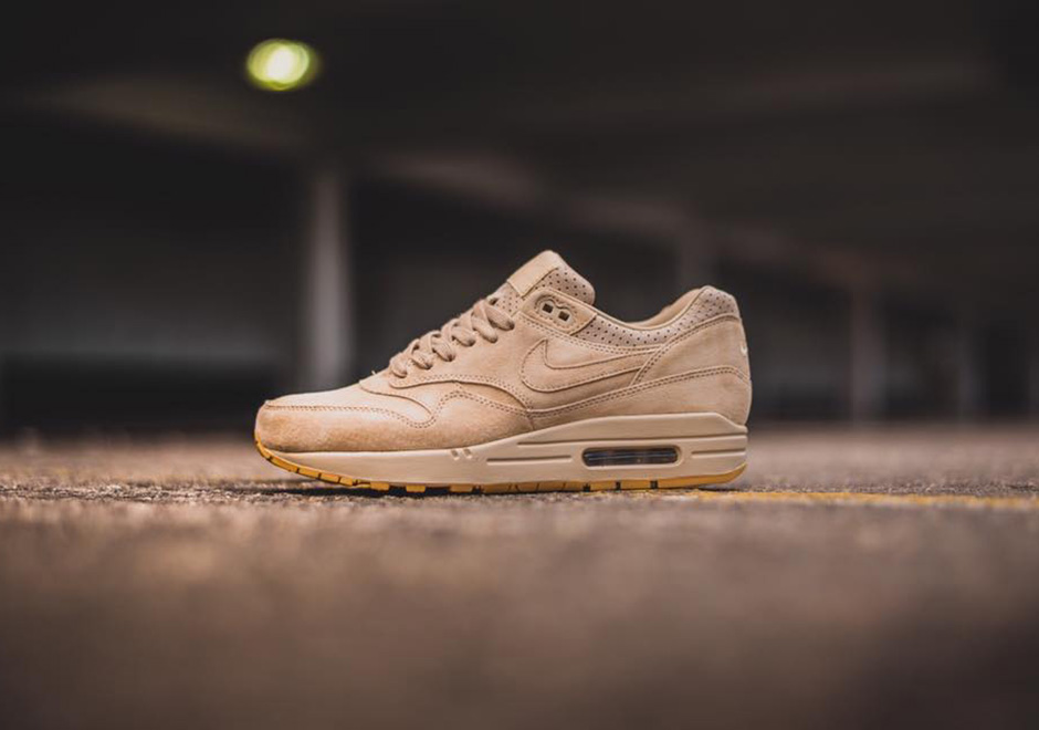 nike air max tan suede