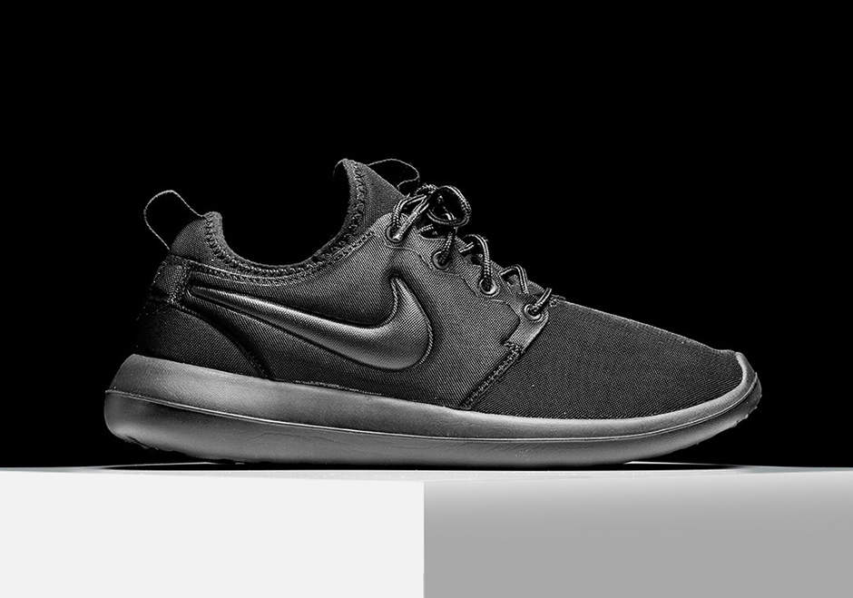 black nike roshe two