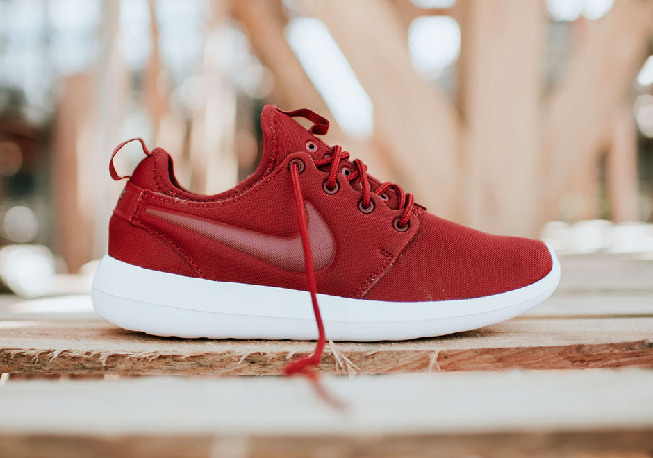 Nike roshe two red hot sale