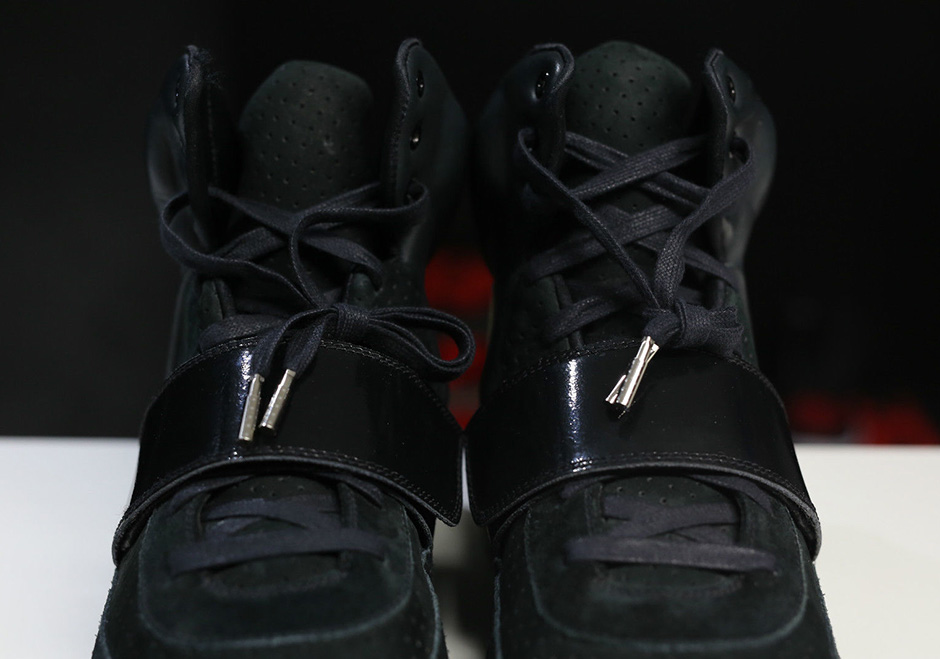Våbenstilstand Mainstream Nybegynder World's Rarest Nike Air Yeezy Priced At $65K on eBay | SneakerNews.com
