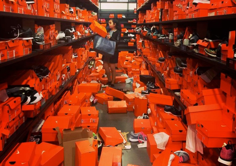 papi tonto Recepción Black Friday Sale Destroys Seattle Nike Outlet - SneakerNews.com