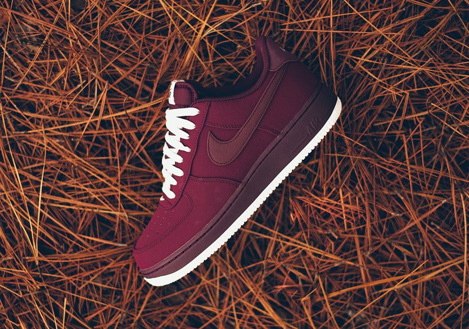 Nike Air Force 1 fans get treated to another hot new look for their favorite shoe once again， dropping this winter in a clean “Night Maroon” nubuck upper.