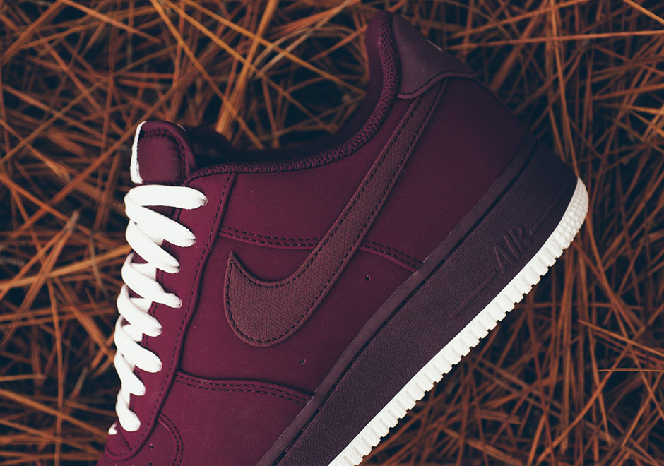 white and maroon af1