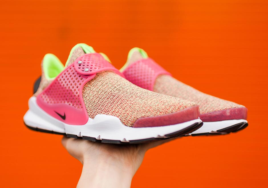 Nike Sock Dart Ghost Green Hot Punch 01