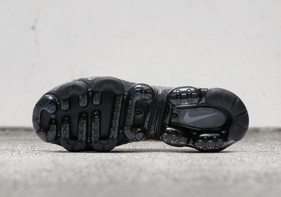 vapormax explorer dark