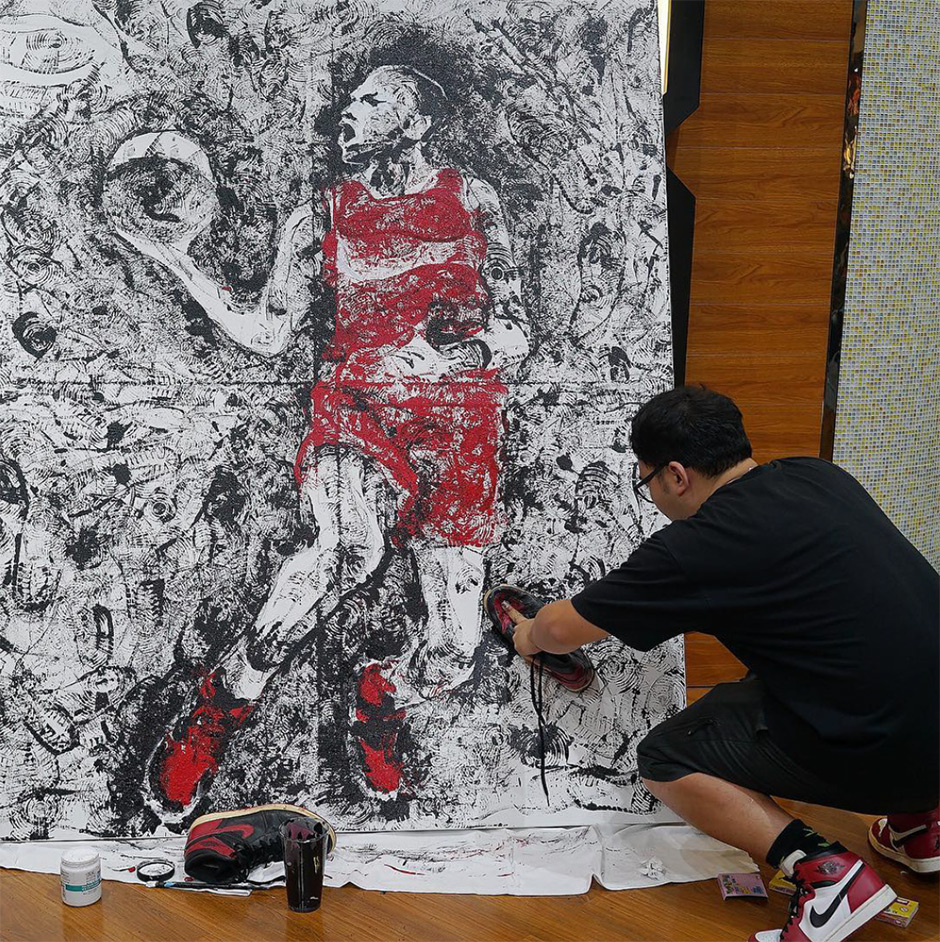 Michael Jordan Painting With Air Jordan 1 As Brush 02