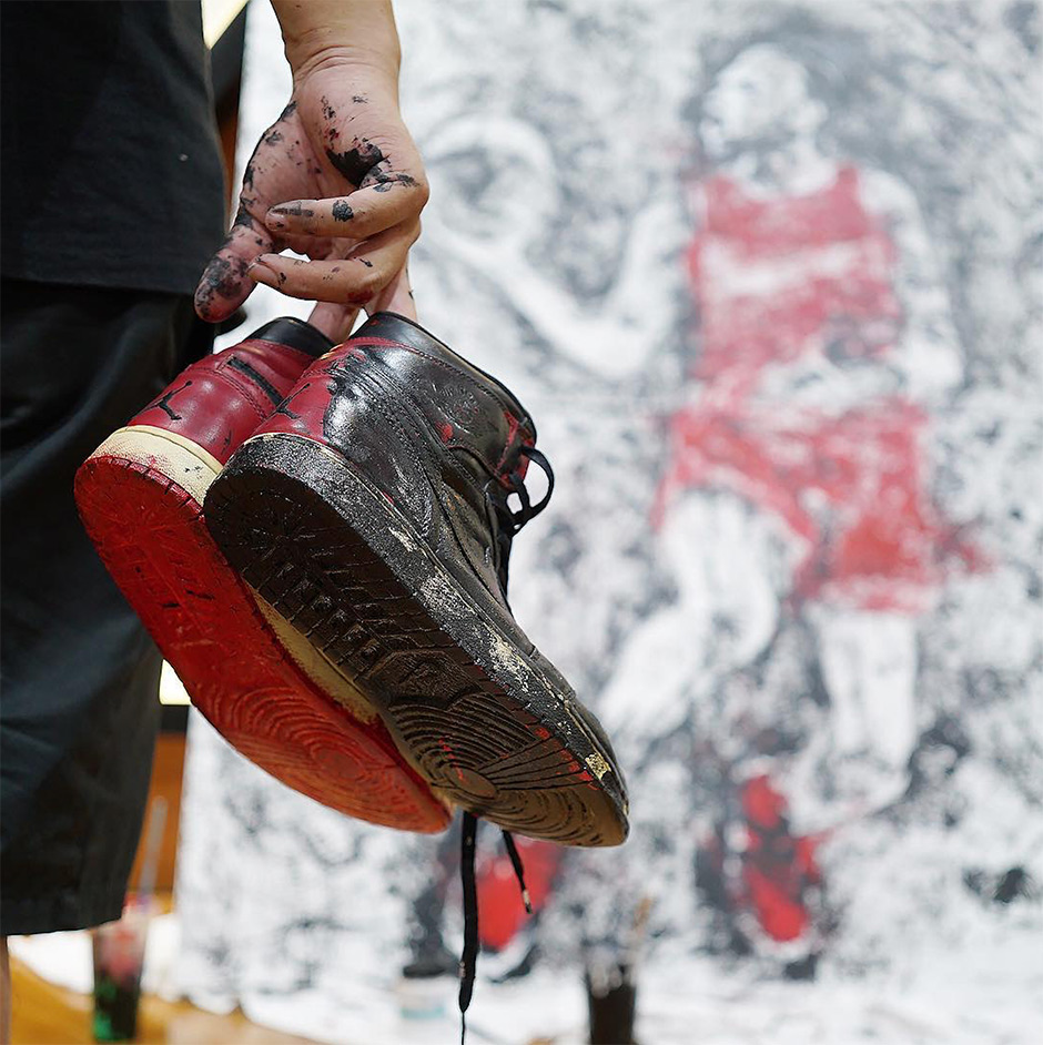 Michael Jordan Painting With Air Jordan 1 As Brush 05