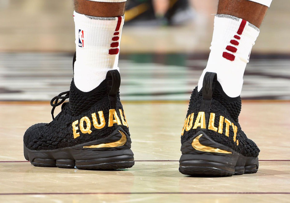 Lebron xv outlet on feet