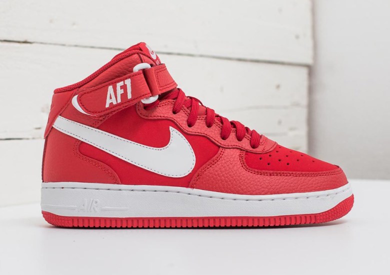 Nike Air Force 1 Mid With New “AF-1” Logos Appear