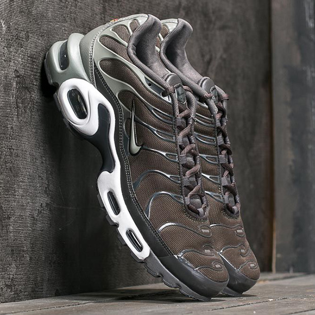 Nike Air Max Plus Cargo Khaki Dark Stucco 2