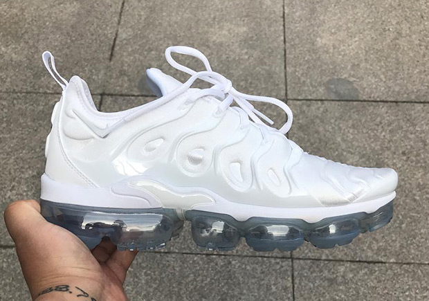 Closer Look At The Nike Air Vapormax Plus In White And Grey