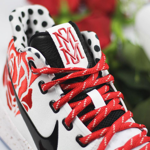 Nike Kyrie 3 Sneaker Room Mom 1