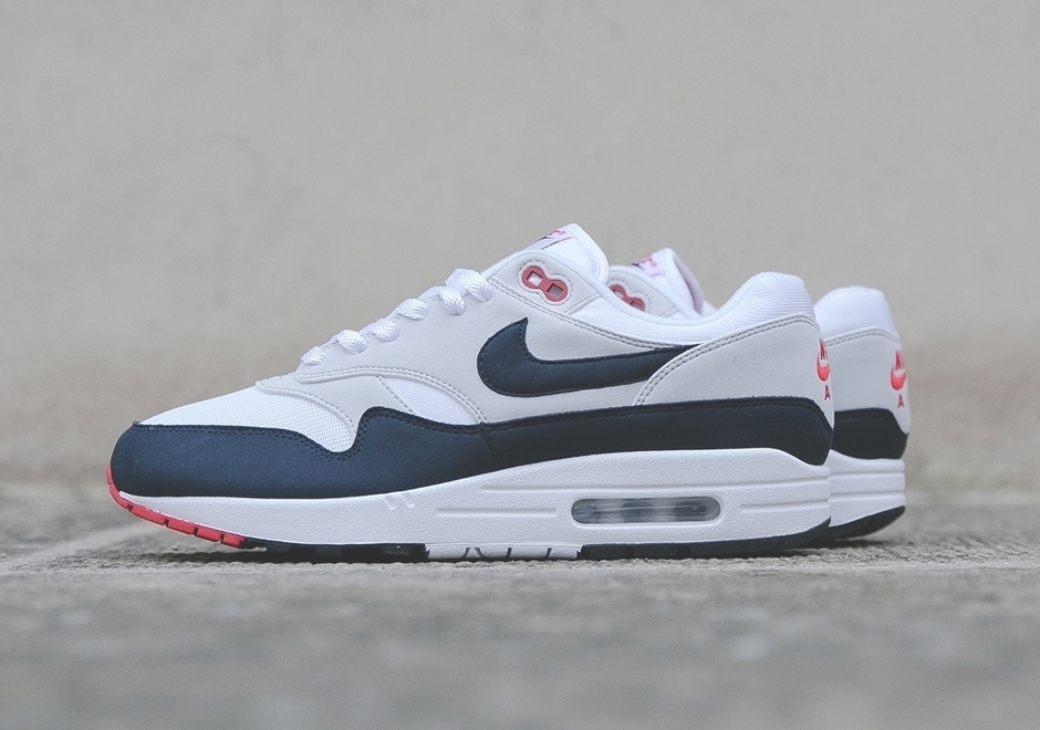 Nike is continuing to celebrate the 30th anniversary of the Air Max with the return of classic OG colorways， including the Air Max 1 OG “Obsidian” colorway.
