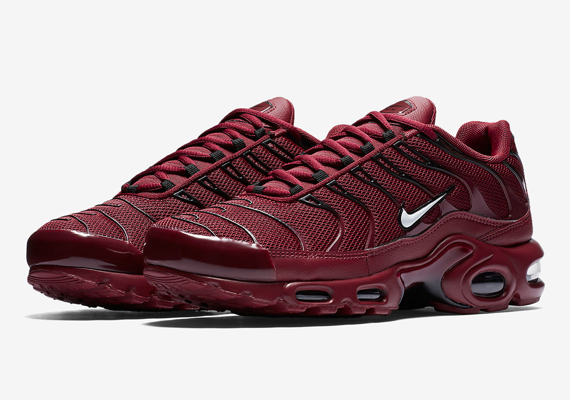 burgundy nike air max plus