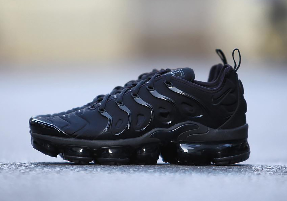 vapormax tn's all black