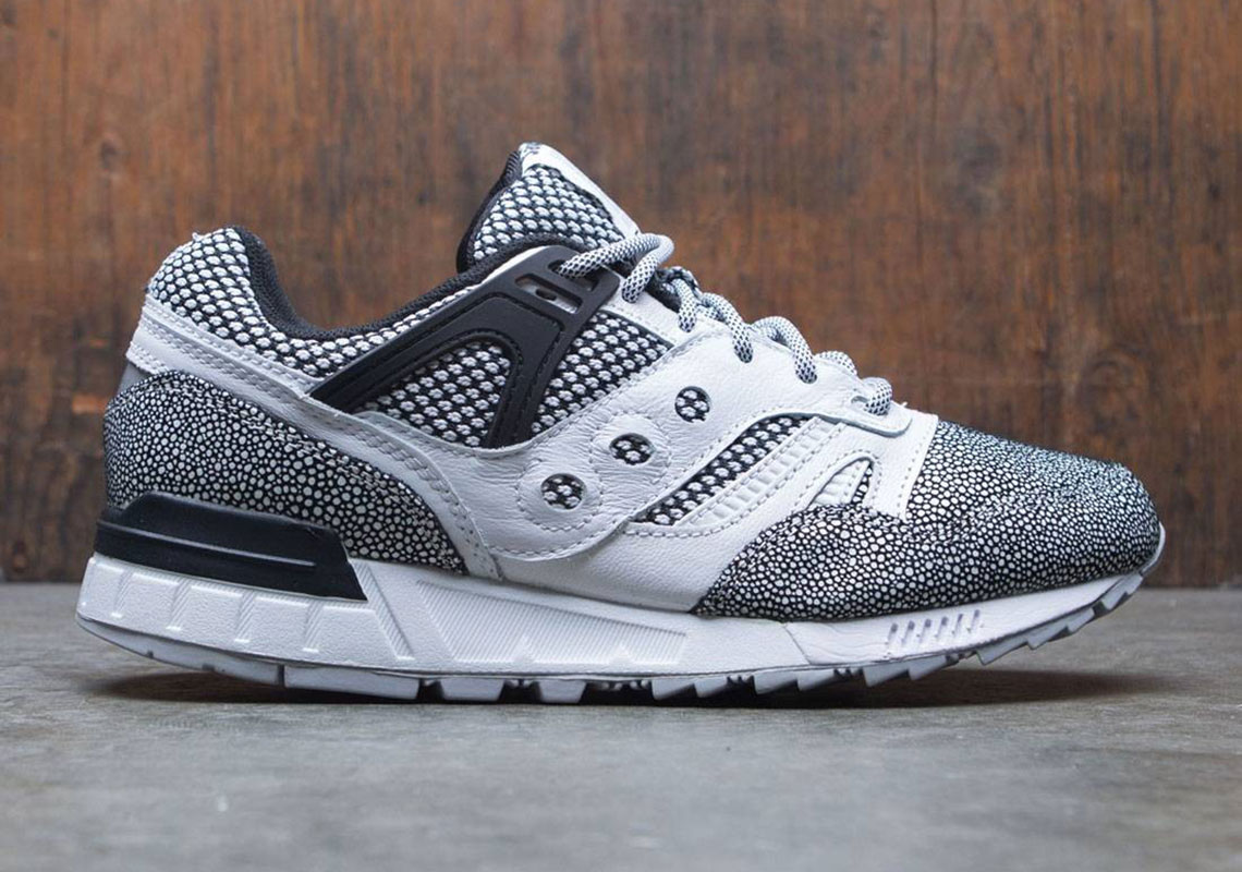 The Saucony Grid SD Appears In Stingray Detailing