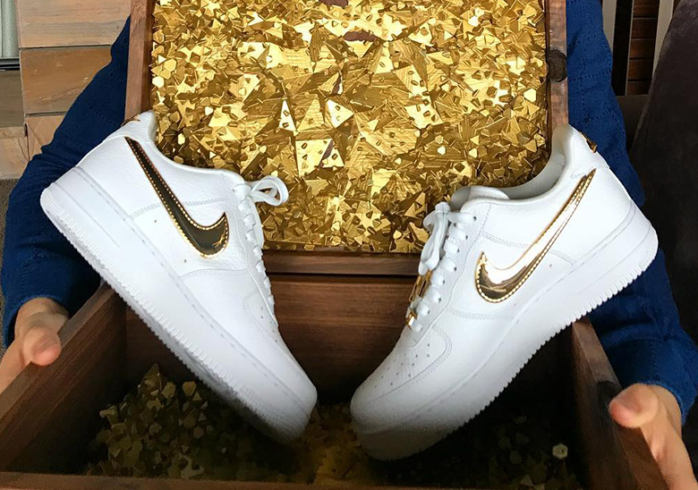 más Levántate Cuando Cristiano Ronaldo Birthday Nike Air Force 1 Low 24k Gold | SneakerNews.com