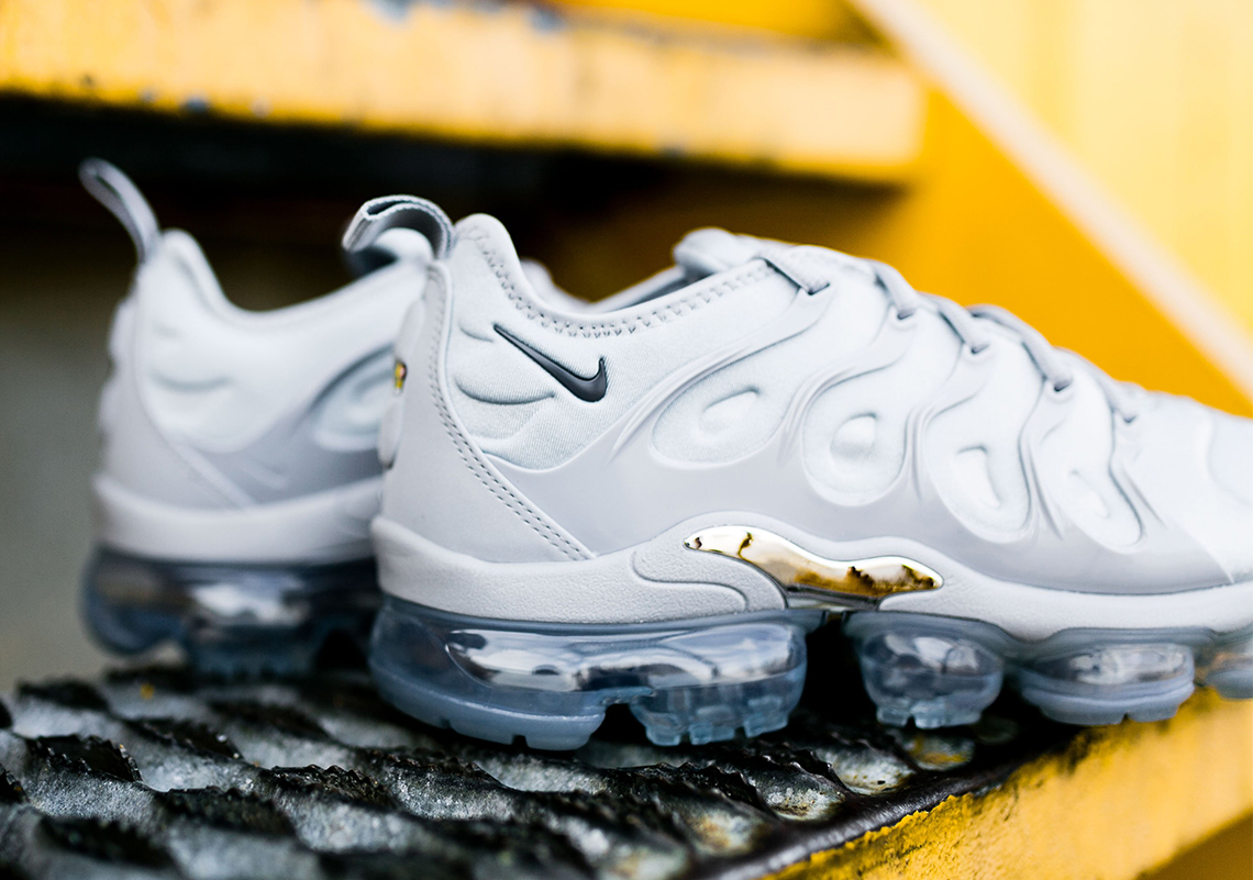 Nike air vapormax white university gold wolf clearance grey