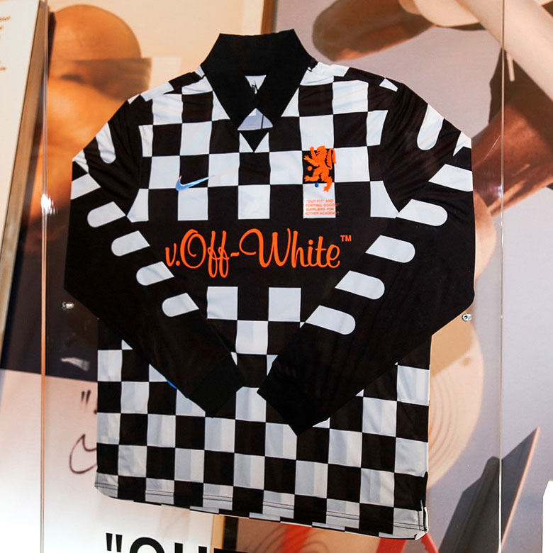 vapormax off white orange