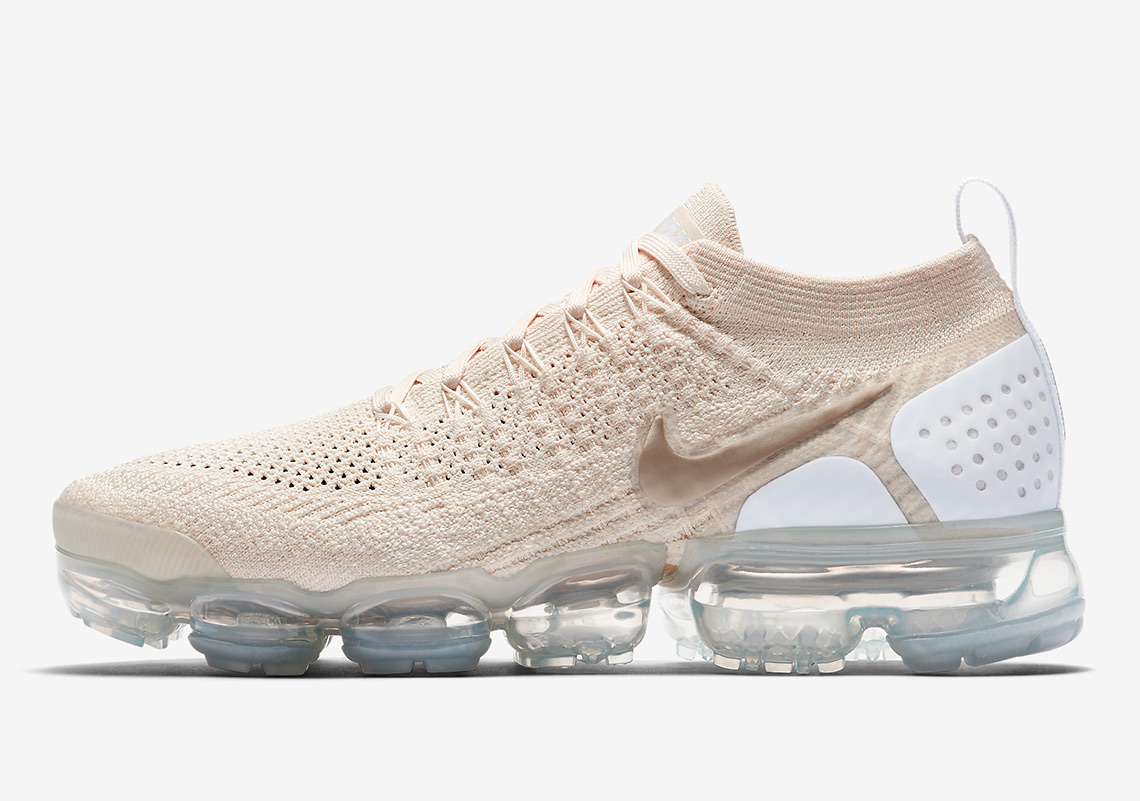 white and gold nike vapormax