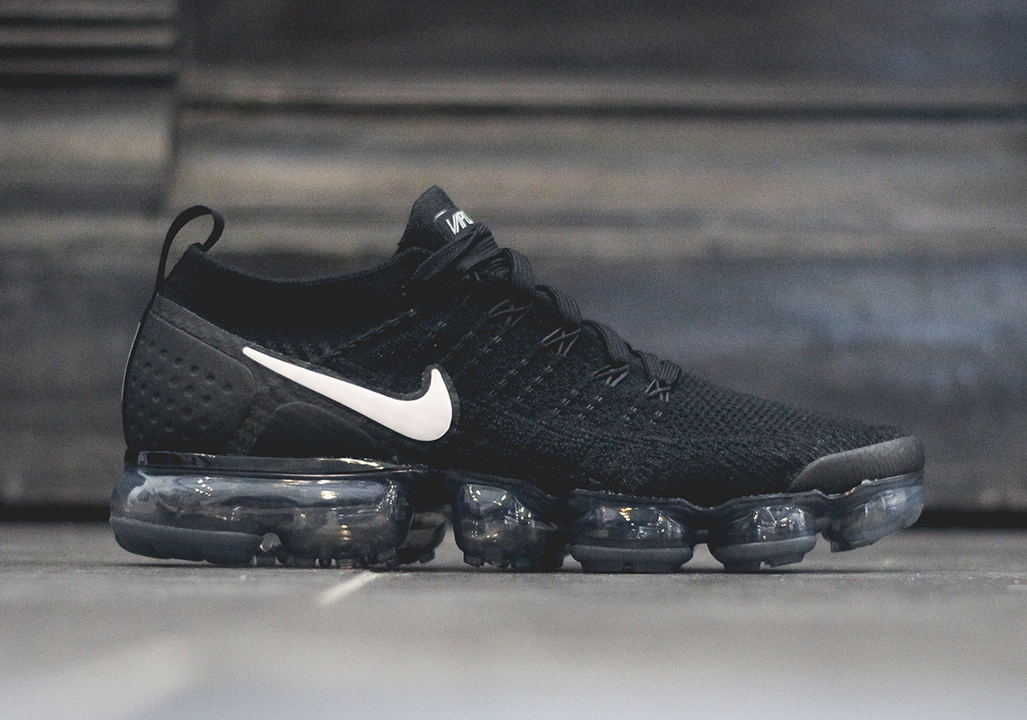 vapormax flyknit 2 black and white