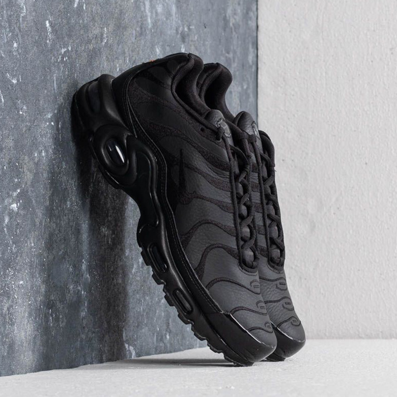 Nike Air Max Plus Leather Uppers Black 