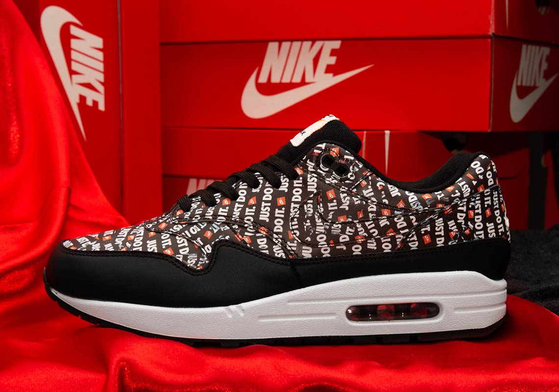 air max 1 just do it pack black