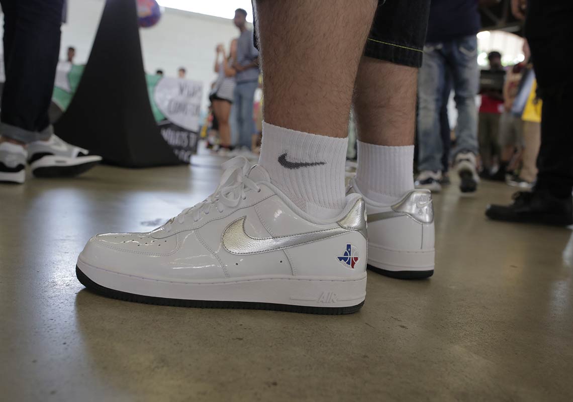 Sneaker Con Dallas On Foot 37