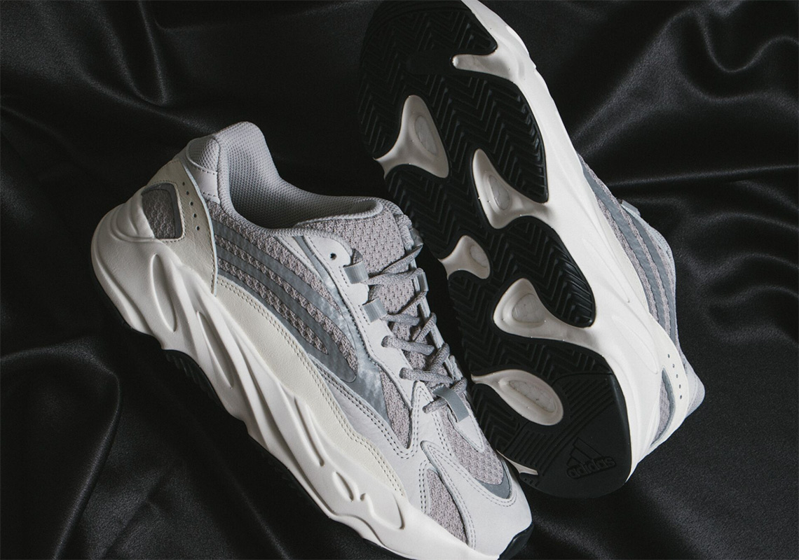 yeezy 700 static auth