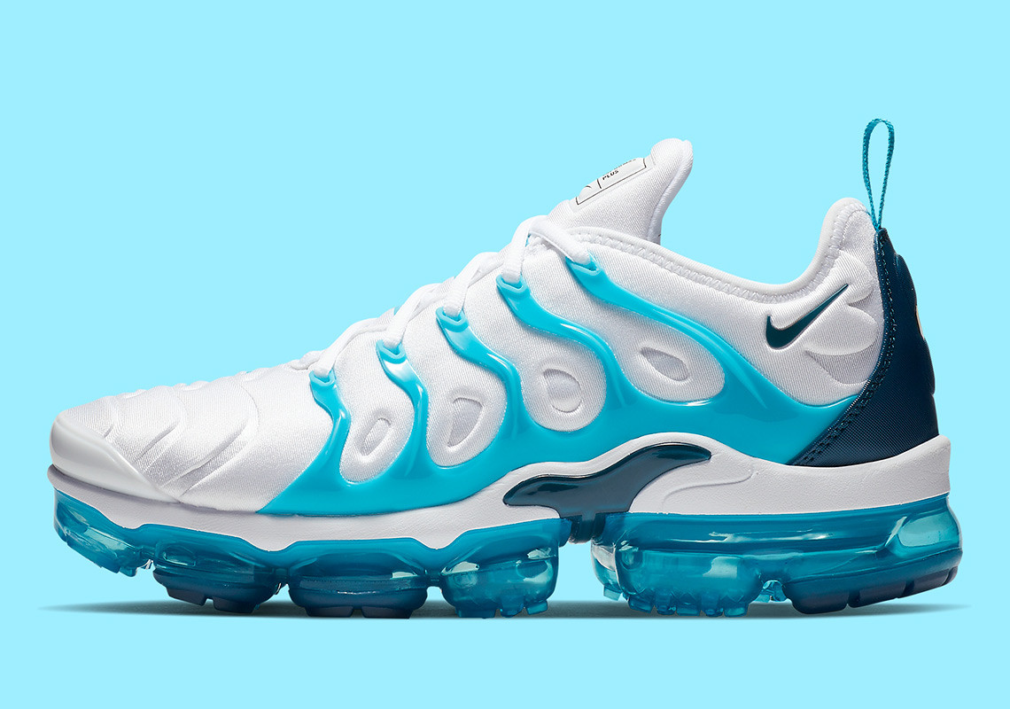 blue and white vapormax plus