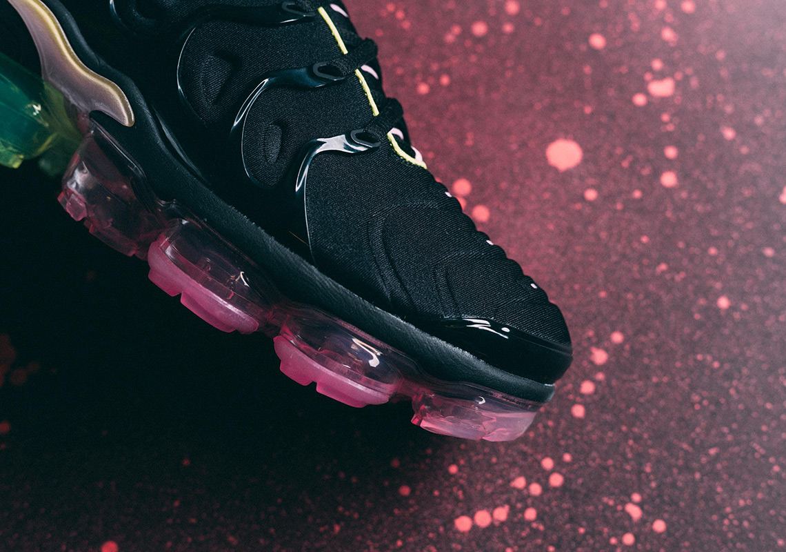 pink and black vapormax plus
