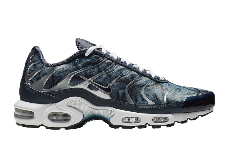 air max plus navy blue and white