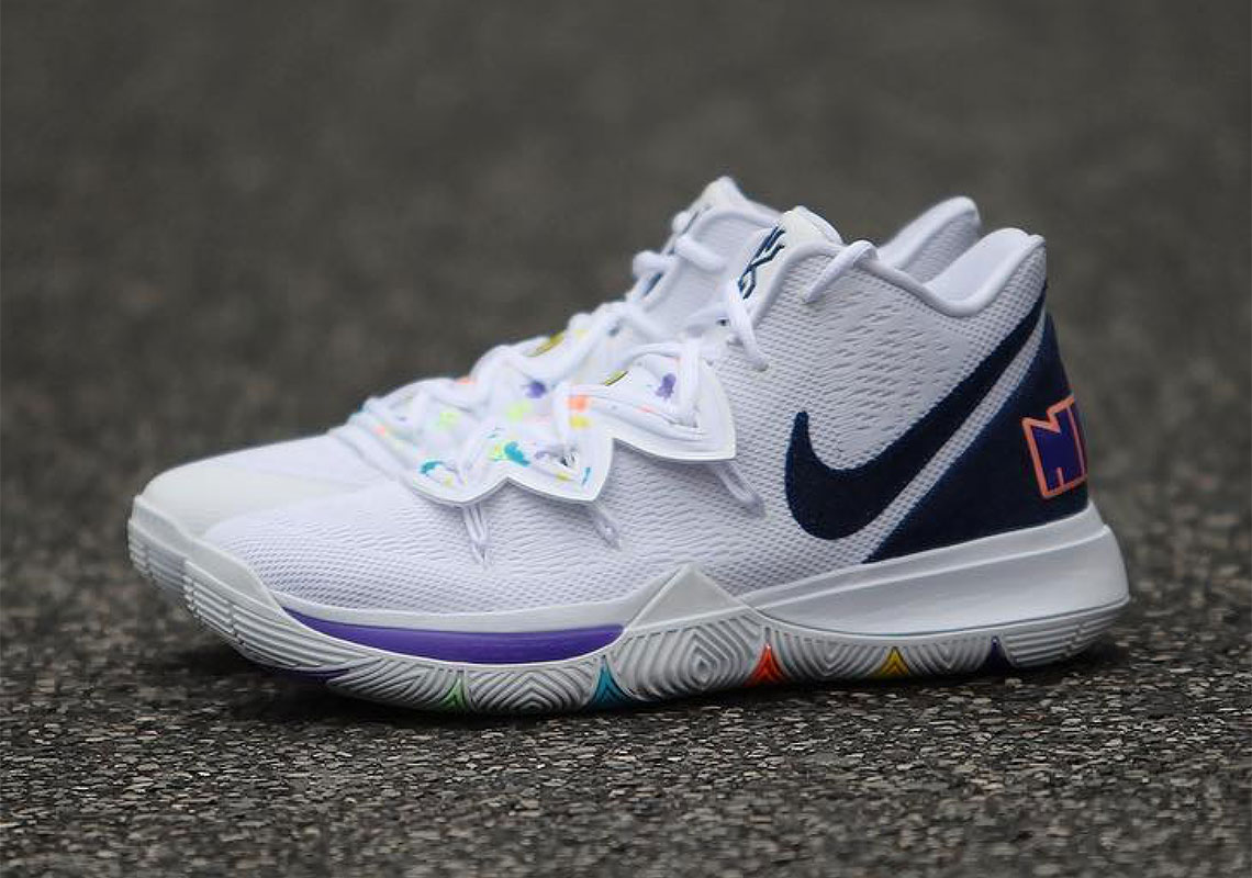 Kyrie 5 outlet smiley