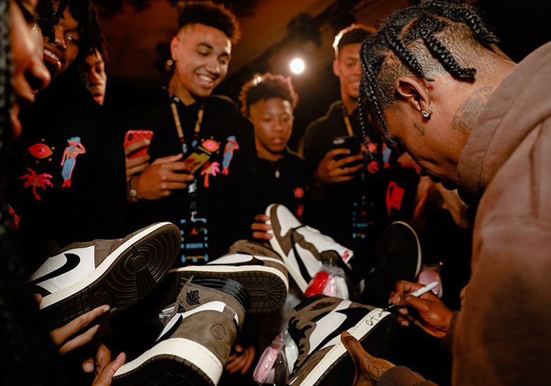 travis scott wearing jordan 1s