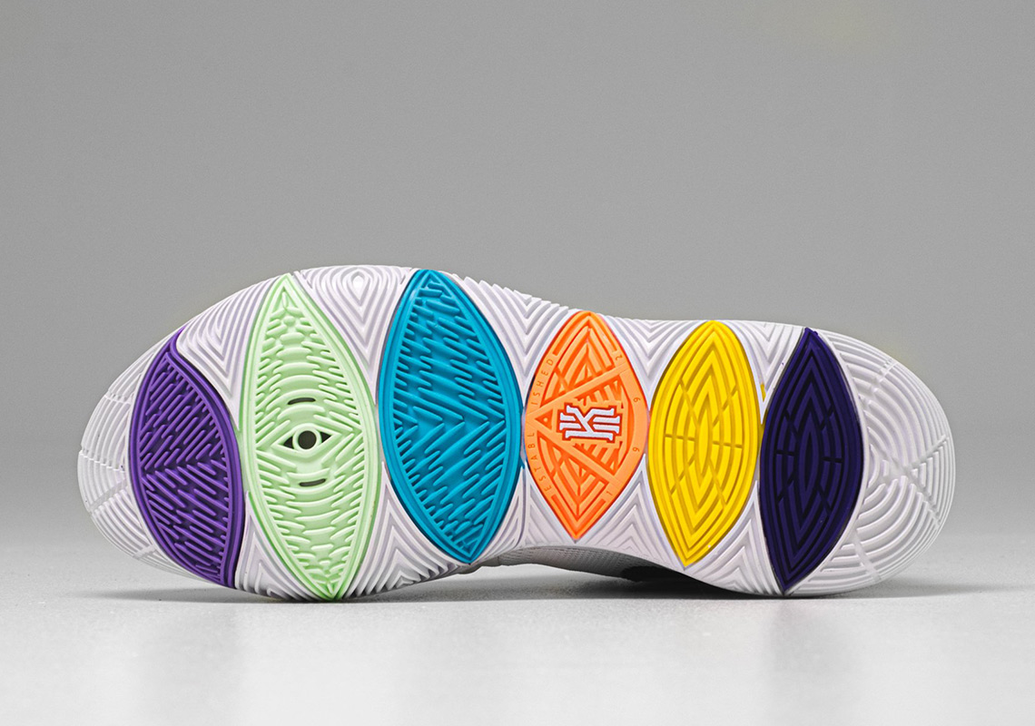 foto asli Nike Kyrie 5 'Black Magic' Sepatu basket multi warna