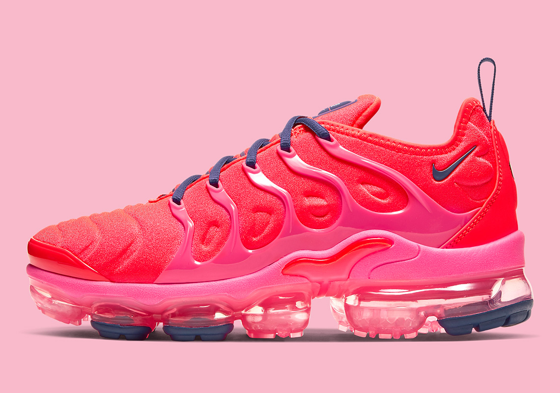 bright pink nike vapormax