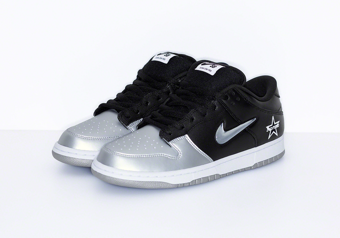 Supreme×NIKE DUNK LOW SILVER / BLACK | kensysgas.com