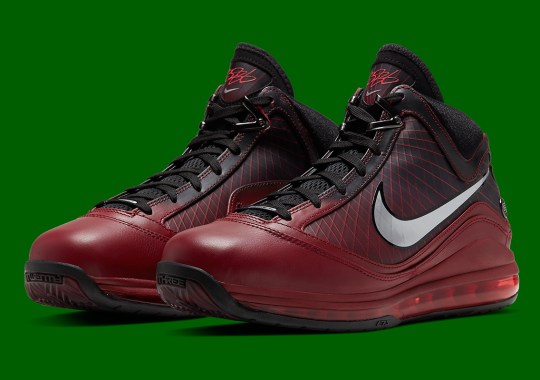 The Nike LeBron 7 Retro “Christmas”  Officially Returns On December 19th