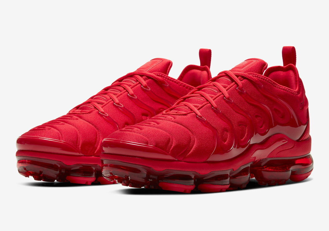 all red nike vapormax plus