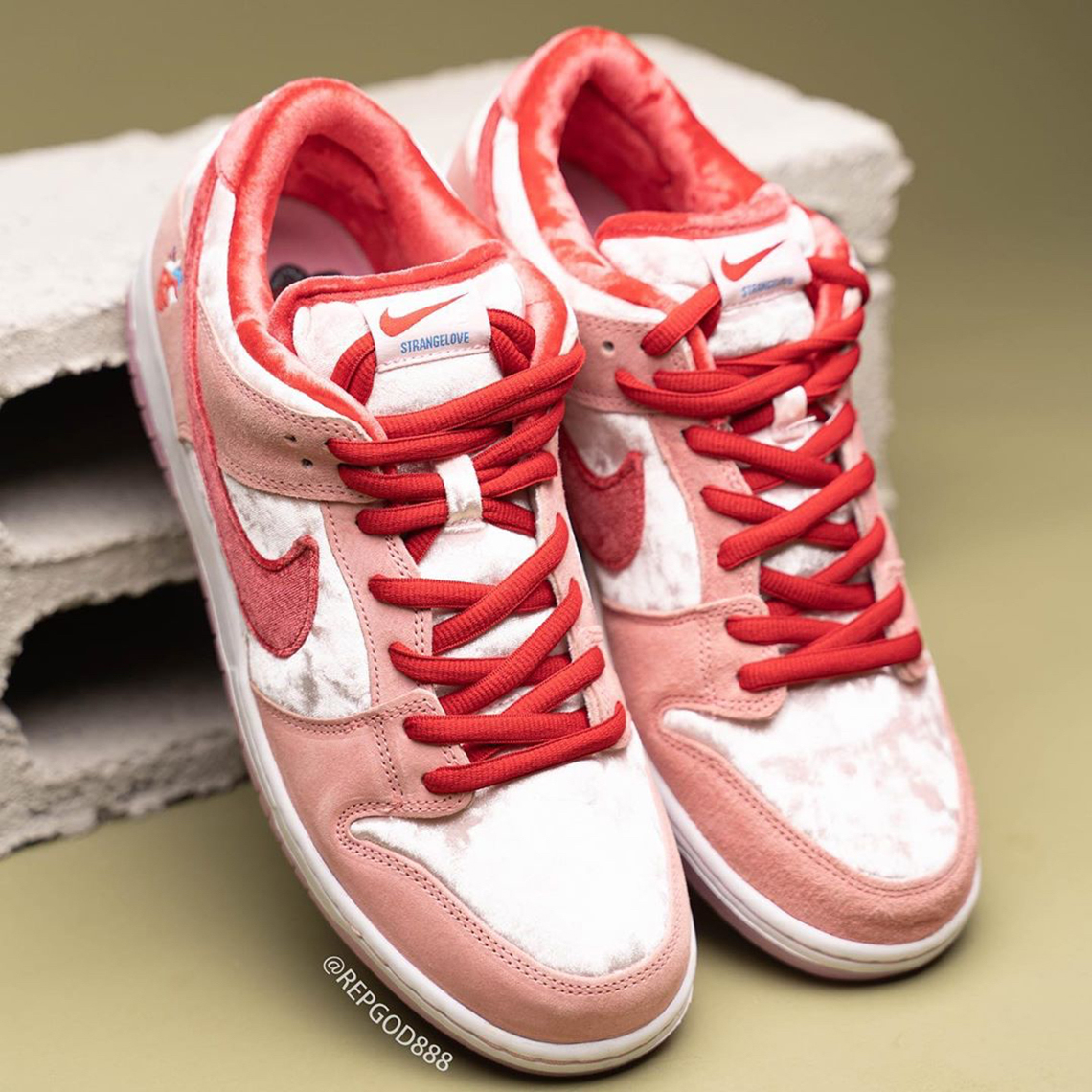 strangelove x nike sb dunk low