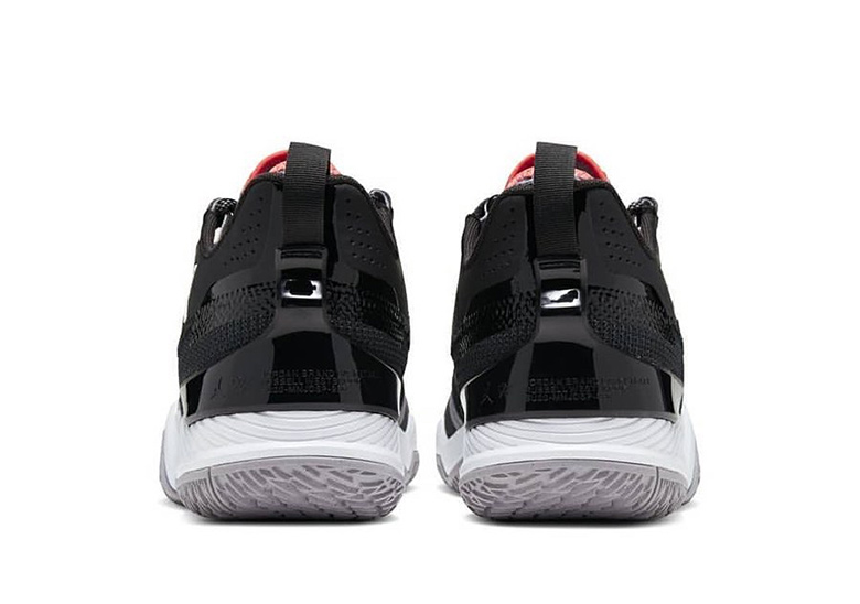 Nike air jordan 1 retro белые с чёрным и красным