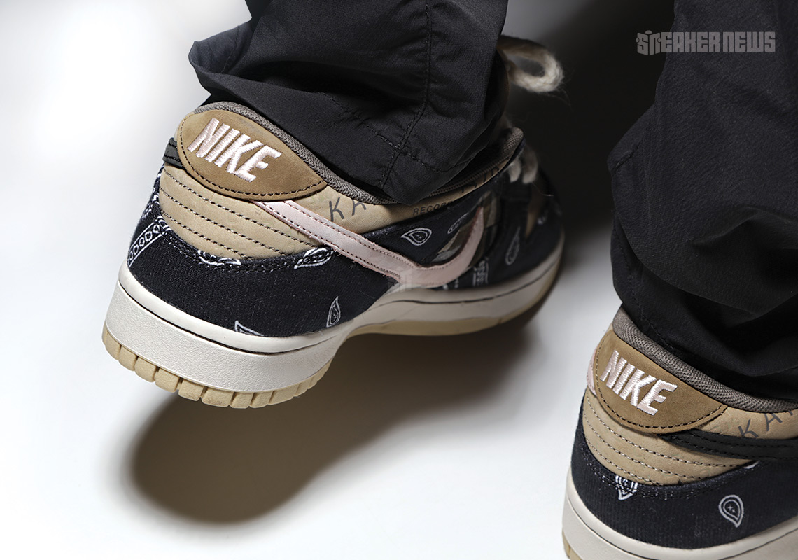 Найк трэвис оригинал. Nike SB Dunk Travis Scott. Nike SB Dunk Low Трэвис Скотт. Кроссовки Nike SB Dunk Low, Travis Scott. Nike SB Dunk x Travis Scott.