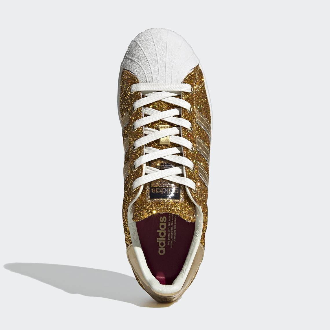 material Paquete o empaquetar Excepcional adidas Superstar WMNS Gold Metallic FW8168 | SneakerNews.com