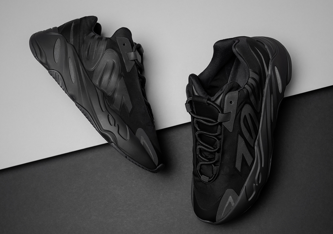 yeezy boost 700 mnvn black