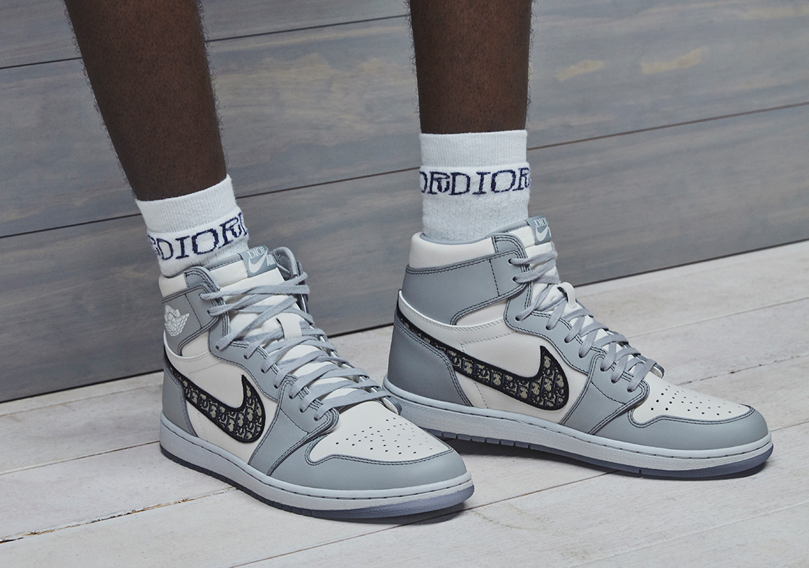 How To Buy AIR DIOR Jordan 1 Shoes 