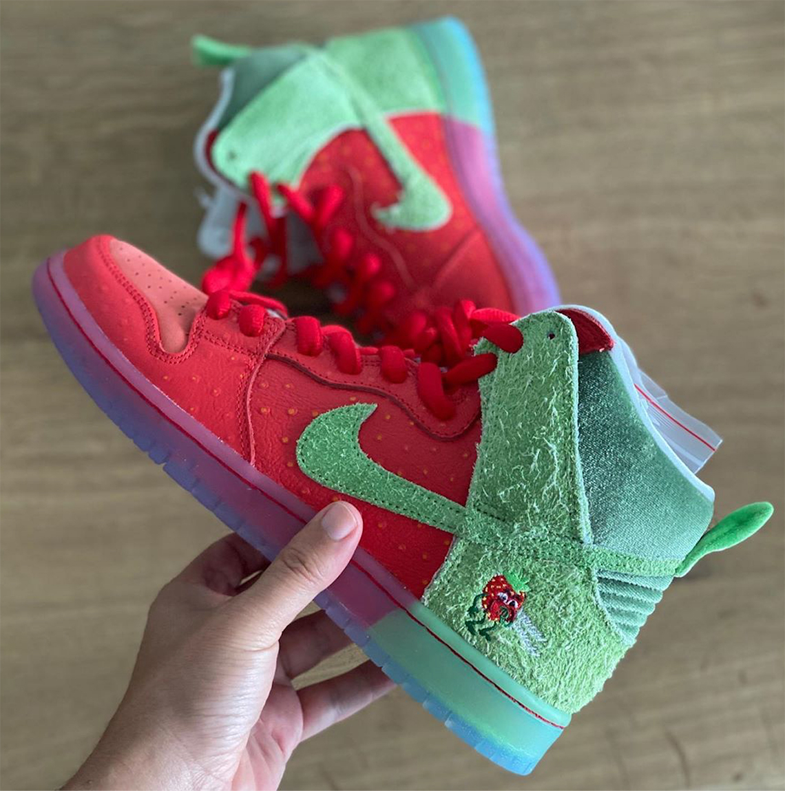 Strawberry Cough nike fluorescent Sb Dunk High 3