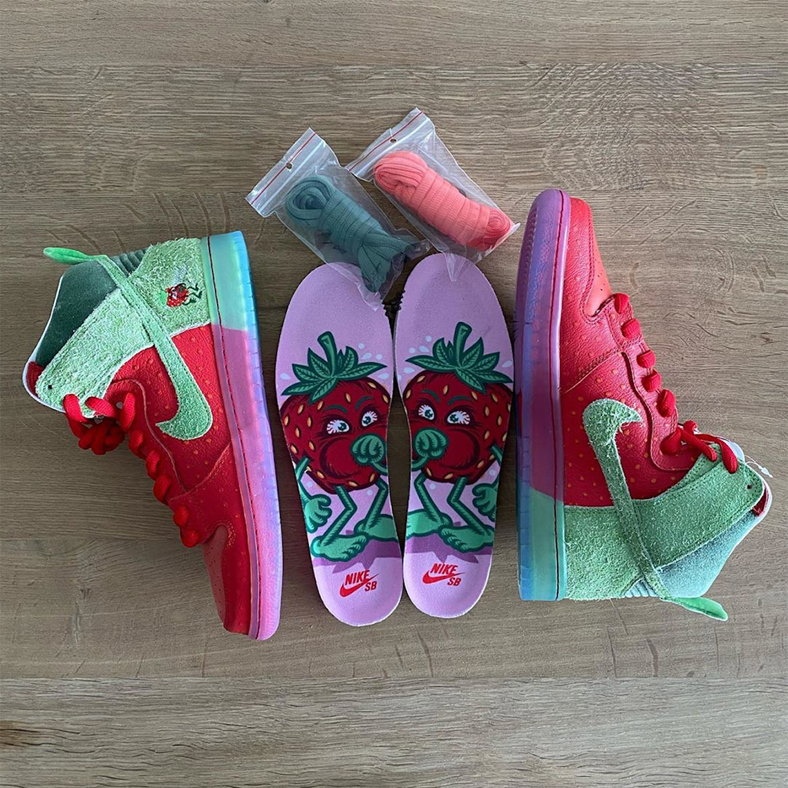 Strawberry Cough nike fluorescent Sb Dunk High 5