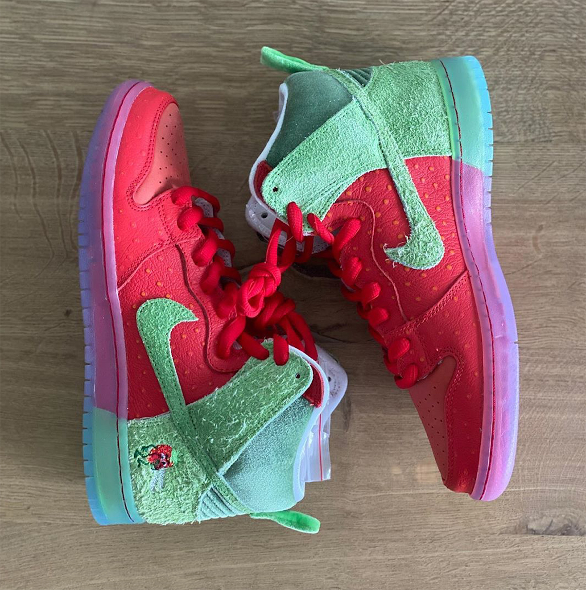 Strawberry Cough nike fluorescent Sb Dunk High 6