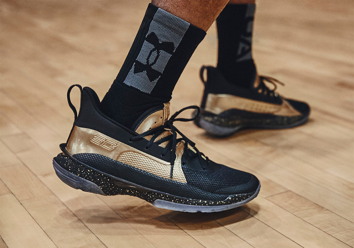 curry 3 black and gold