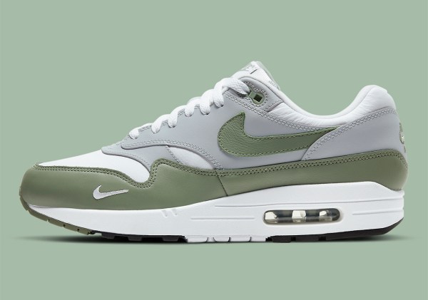air max 1 spiral sage on feet
